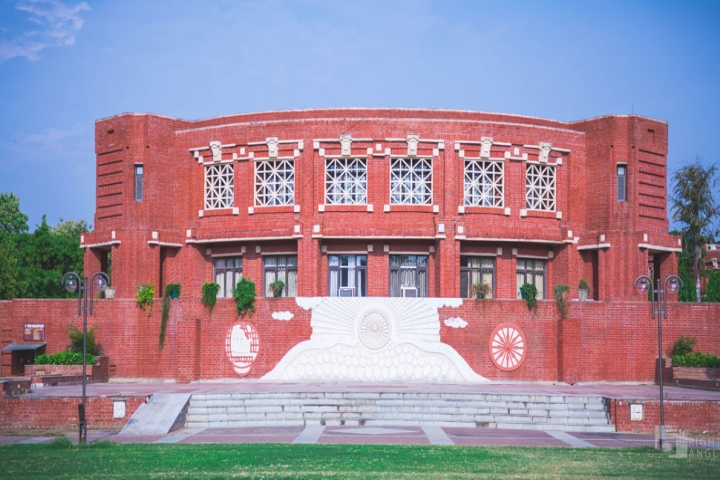 https://cache.careers360.mobi/media/colleges/social-media/media-gallery/548/2018/9/20/Front Gate of IIM Lucknow_Campus-View.jpg
